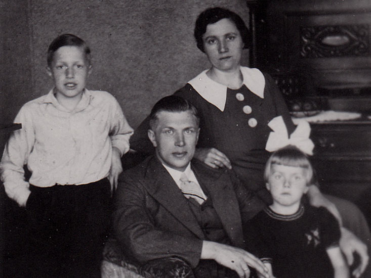 Het gezin Gorter in 1937: Dries met zijn vrouw Rinske , zoon Klaas en dochter Janneke.